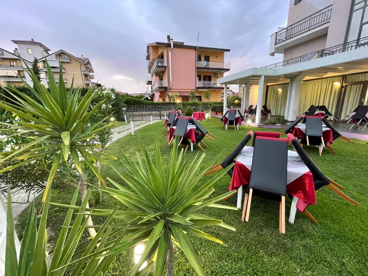 Hotel Le Ceramiche Cosenza Montalto Uffugo Esterno foto
